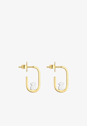 Złote kolczyki typu kwadratowe koła z zawieszkami w kształcie srebrnych misiów, zawieszone wewnątrz każdego koła, zabezpieczone zapięciami motylkowymi.