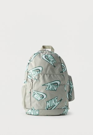 Rucsac gri deschis cu multiple logo-uri Nike turcoaz, buzunar frontal cu fermoar, buzunar lateral din plasă și mâner superior pentru transport.