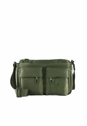 Sac bandoulière vert olive avec deux poches avant zippées, bandoulière réglable et texte embossé "MD 20" sur la poche droite.