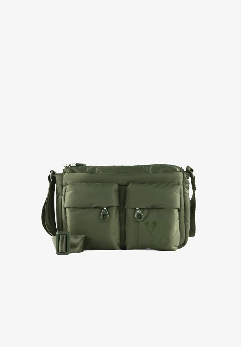 Sac bandoulière vert olive avec deux poches avant zippées, bandoulière réglable et texte embossé "MD 20" sur la poche droite.