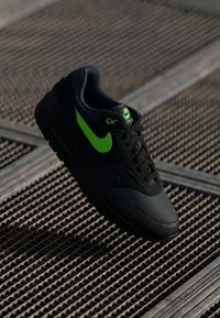 Nike Sportswear AIR MAX 1 - Baskets basses - anthracite/green strike/black
