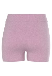 Hellpurpurne, elastische Shorts mit einer taillierten Passform, weichem Stoff und einem elastischen Bund. Keine sichtbaren Muster oder Akzente.