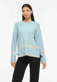 Pull en maille bleu clair avec des rayures horizontales beige, col rond, manches longues, présentant une coupe décontractée et une texture douce.