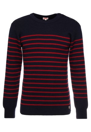 Mørkeblå strikket sweater med horisontale røde striber, rund hals og tre-knaps detalje på skulderen. Stoffet ser glat og tekstureret ud.