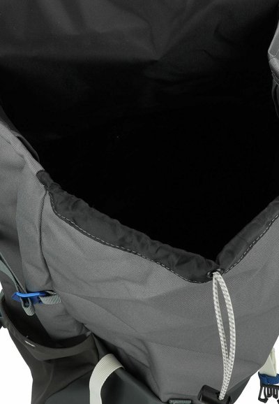 Mochila gris con un amplio interior negro, que cuenta con un cierre de cordón, detalles en hardware azul y una tela texturizada en el exterior.