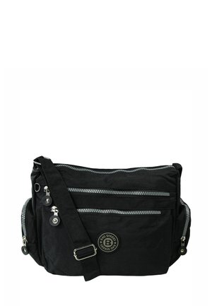 Schwarze Schultertasche aus Stoff, ausgestattet mit mehreren Reißverschlusstaschen, einem Logo-Emblem und einem abnehmbaren Riemen mit metallischen Beschlägen.