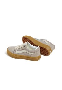 Sneaker in suede grigio con accenti bianchi, lacci crema e suola in gomma con una suola in gomma testurizzata. Design classico Vans.