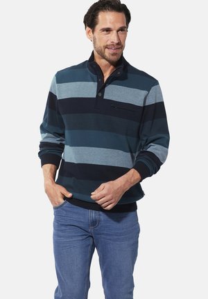 Gestreifter Polo-Pullover mit horizontalen Bändern in Marineblau, Taubenblau und Grau, Kragen mit Knöpfen und einer Brusttasche. Strickstoff und gerippte Bündchen.