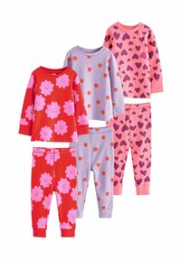 Cinq ensembles de pyjamas pour enfants : rouges avec des fleurs roses, lilas avec des pois orange, roses avec des cœurs violets. En coton doux, à manches longues, avec des poignets élastiques.