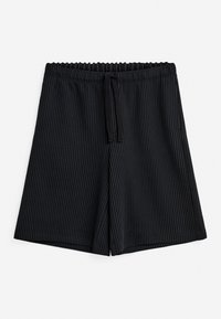 Shorts noirs mi-longs avec texture côtelée verticale et taille élastique avec cordon de serrage noir.