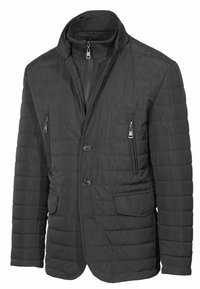 Giacca nera trapuntata con colletto alto, due tasche sul petto con zip e chiusura frontale a tre bottoni. Tessuto liscio e design moderno.