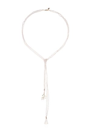 Collier multi-brins composé de perles blanches, ornée d'un pendentif en forme de branche en or et de trois accents ressemblant à des perles à l'extrémité.