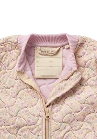 Prešita jakna s pastelno cvetličnim vzorcem, rožnatim rebrastim ovratnikom in zadrgo spredaj, na notranji strani pa je etiketa za otrokovo ime in podatke o skrivališču.