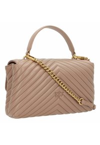 Beige leren handtas met een quilted patroon, voorzien van een korte bovenhandgreep en een afneembare gouden kettingband. Heeft een logo detail en een diagonale stikselpatroon.