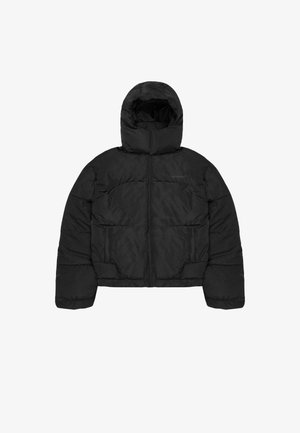 Czarna kurtka puchowa z kapturem, z przodu zapinana na zamek błyskawiczny, z dwoma kieszeniami z przodu i pudełkową sylwetką. Wykonana z gładkiego, teksturowanego materiału.
