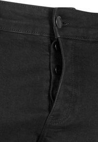 Pantalones de mezclilla negra con cierre frontal abotonado de cinco botones, detalles cosidos y una textura suave en la cintura.