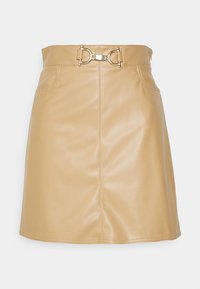 Beige Minirock aus Kunstleder mit einem Gurt in der Taille, der über runde Beschläge verfügt. Mit Fronttaschen und einer glatten, strukturierten Oberfläche.