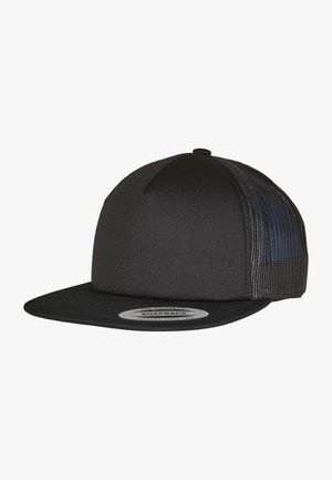 Čierna šiltovka typu snapback s pevným látkovým predným panelom a sieťovaným zadným panelom, so zakriveným šiltom a značkovou vnútornou etiketou.