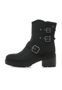 Botas negras hasta el tobillo fabricadas con un material similar a gamuza. Cuentan con dos hebillas plateadas, un tacón ancho y una suela texturizada para mayor agarre.