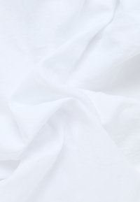 Witte stof met een lichte, luchtige textuur, met zachte, vloeiende plooien en zonder patronen of zichtbare hardwaredetails.