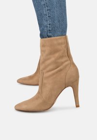 Posh by Poelman TAVERNE MET HAK - Stivaletti con tacco - sand