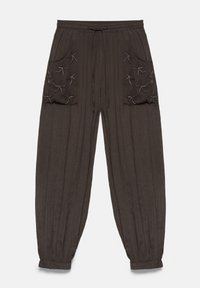 Pantalon large marron foncé avec chevilles élastiques et poches avant décorées d'une petite broderie en forme d'étoile.
