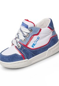 Sneaker con design in suede blu e tessuto bianco, dettagli rossi, lacci bianchi e suola in gomma. Logo "F8.CLUB" ricamato visibile.