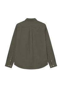 Langermet skjorte i mørk olivengrønn med krage som kan kneppes ned, detalj med bakfelle og knappedetaljer på ermene. Glatt, lett stoffkvalitet.