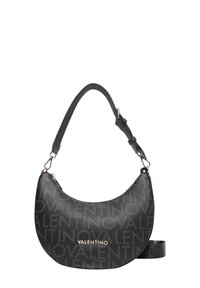 Borsa a spalla nera con forma curvata, motivo a logo impresso e hardware dorato. Presenta una tracolla regolabile e materiale in pelle testurizzata.