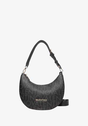 Schwarze Schultertasche mit geschwungener Form, geprägtem Logomuster und Hardware inGoldton. Verfügt über einen verstellbaren Riemen und Textilledermaterial.