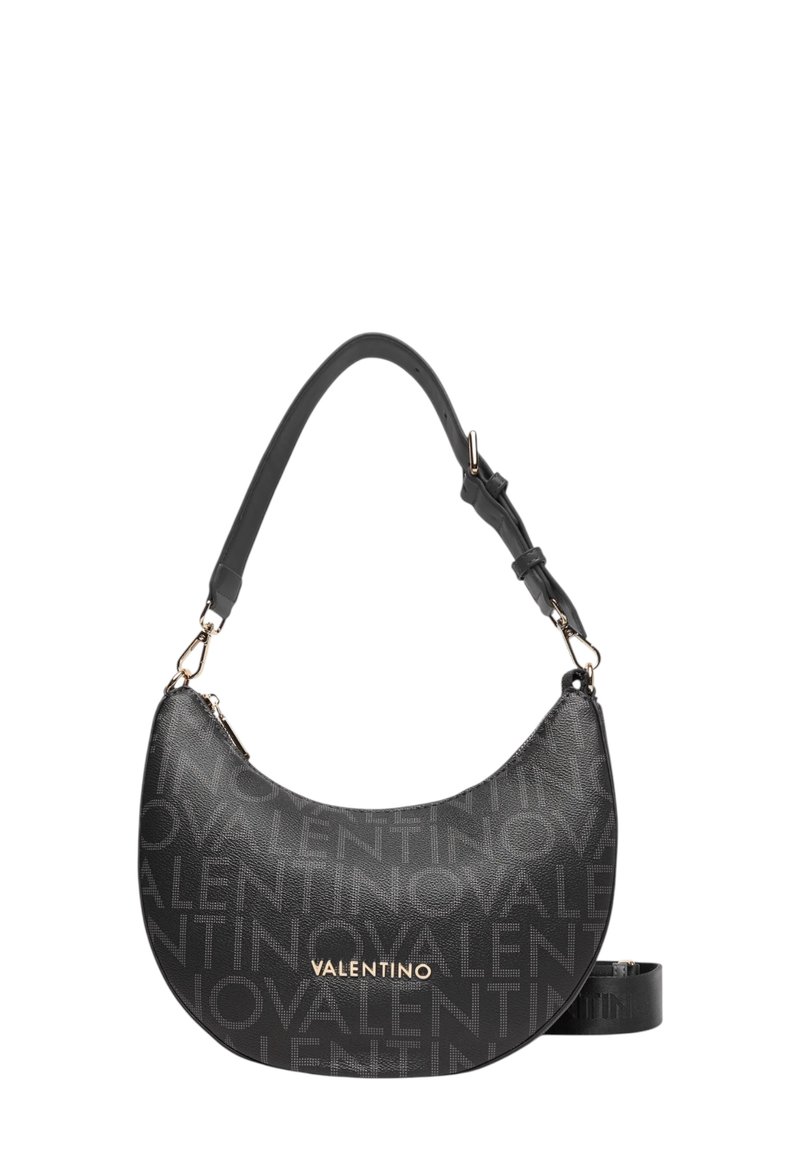 Borsa a spalla nera con forma curvata, motivo a logo impresso e hardware dorato. Presenta una tracolla regolabile e materiale in pelle testurizzata.