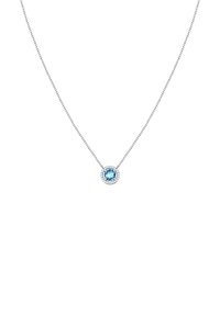 Collana in argento con un ciondolo rotondo, caratterizzato da una pietra preziosa blu chiaro circondata da piccoli diamanti trasparenti, creando un design a forma circolare.