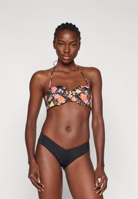 Virágmintás bandeau bikini felső fekete háttérrel és rózsaszín/narancs virágokkal, alacsony derékú fekete bikini alsóval párosítva. Simább textúra.