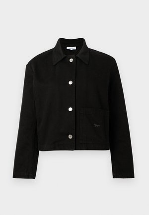 Juodas trumpas švarkas su apykakle, ilgomis rankovėmis, sidabro spalvos sagutėmis priekyje ir kvadratine kišenėle dešinėje apatinėje pusėje.