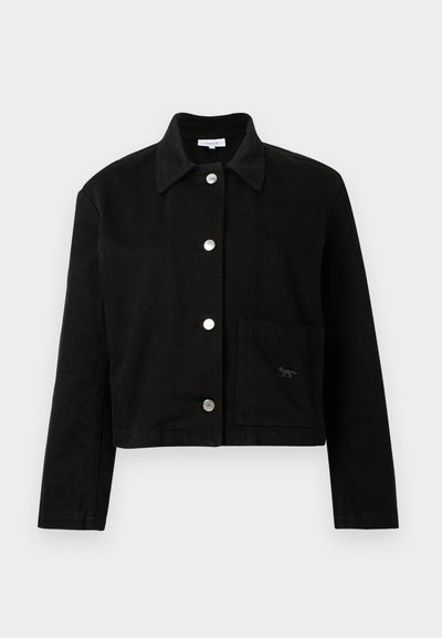 Must have kraanaga, pikkade varrukatega, hõbedast nööpidega ees ja ruudukujuline tasku alumises paremas nurgas.