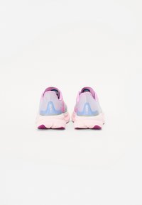 Chaussures prêtes à courir en rose, gris et violet. Elles disposent d'une tige en maille respirante, d'une semelle rembourrée et d'accents texturés pour une meilleure adhérence.