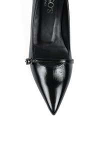 Czarne skórzane czółenka w kształcie w szpic z fakturowanym wykończeniem, z cienkim paskiem z małym metalowym zapięciem z przodu.