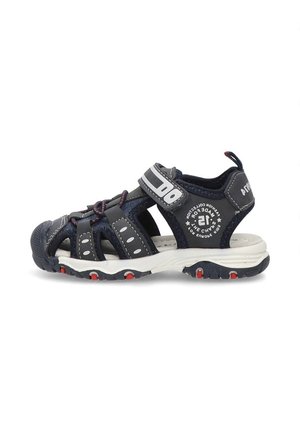 Sandalia deportiva azul marino con correas elásticas, acentos en blanco y detalles en rojo. Suela de goma resistente con diseño en relieve para mayor tracción.