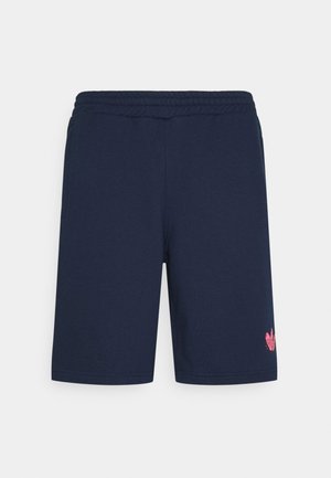 Pantalones cortos de algodón azul marino con cintura elástica, bolsillos laterales y un detalle de logo rosa en el muslo izquierdo. Longitud hasta la mitad del muslo, textura suave.