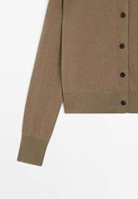 Brun stickad cardigan med v-ringning, långa ärmar och sex svarta knappar framtill samt ribbade muddar och fåll. Mjuk textur.