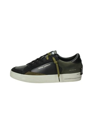 Sneakers neri e verde oliva con una tomaia testurizzata, suola in gomma e punta rotonda; presentano dettagli del logo e lacci verdi oliva.