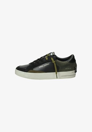 Sneakers neri e verde oliva con una tomaia testurizzata, suola in gomma e punta rotonda; presentano dettagli del logo e lacci verdi oliva.