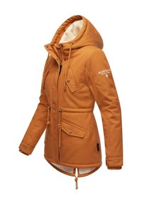 Oranje jas met een capuchon, voorzien van een zachte binnenvoering, verstelbare taille en twee voorkobos met kleppen en drukknoopsluiting.