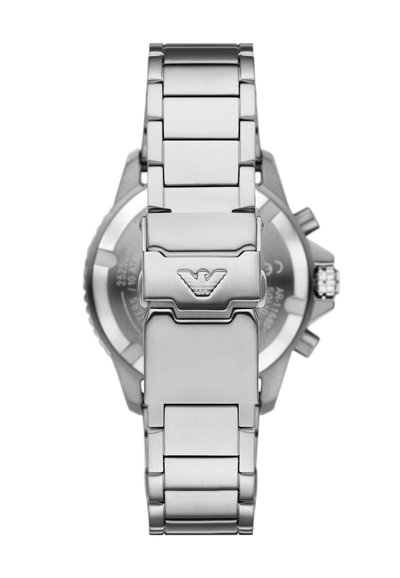 Stříbrné hodinky z nerezové oceli s odkazovým náramkem, lesklým uzávěrem se znakem a texturovaným víkem s vyrytými detaily.