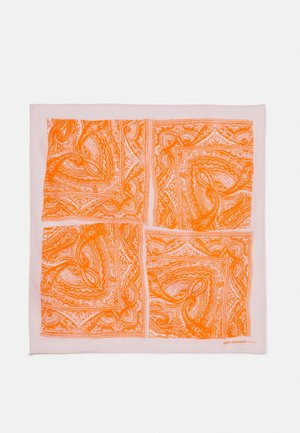 Vierkante sjaal met vier overlappende oranje paisley-gepatroonde delen op een lichtroze achtergrond, gesigneerd "Mads Nørgaard" in de hoek.