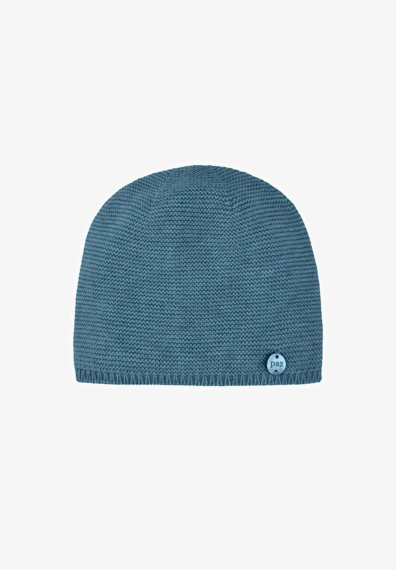 Bonnet tricoté en bleu profond, avec une texture côtelée et un sommet arrondi. Comprend une étiquette circulaire avec "paz" en accent bleu clair.