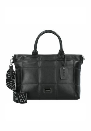 Schwarze Leder-Tote-Tasche mit gestepptem Design, runden Obergriffen, einstellbarem gestreiften Schultergurt und metallischem Markenschild auf der Vorderseite.