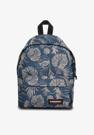 Plecak z granatowego materiału z beżowym tropikalnym wzorem liści, górnym uchwytem i przednią kieszenią na zamek. Logo marki widoczne.