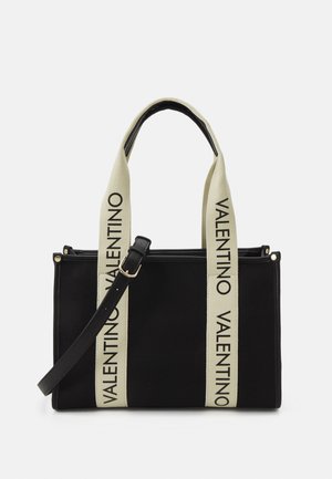 Sac à main rectangulaire noir avec des bretelles épaules crème ornées du texte "VALENTINO" en noir, et une bandoulière noire ajustable avec boucle dorée.