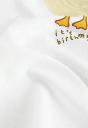 Weißes Baumwoll-T-Shirt mit glatter Textur, das ein gelbes Enten-Motiv und den Text "es ist mein Geburtstag" in grüner Schrift aufweist.